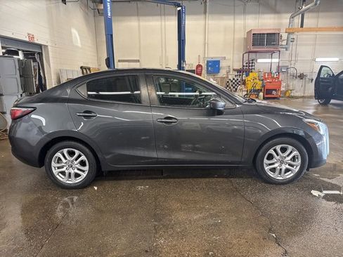 Used 2017 Toyota Yaris iA image 7