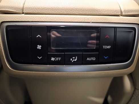 Used 2015 Toyota Highlander Limited w/ Driver Technology Package image 37