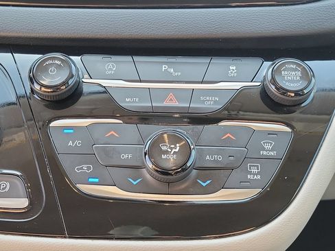 Used 2019 Chrysler Pacifica Touring-L FWD image 29