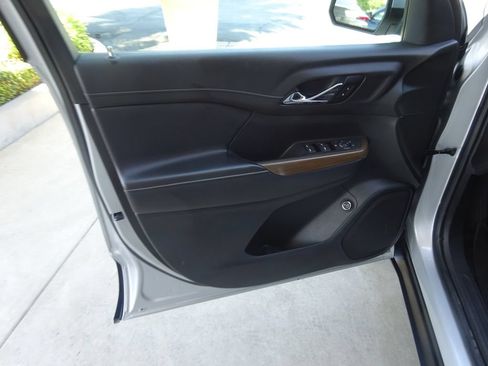 Used 2019 GMC Acadia SLE FWD image 23