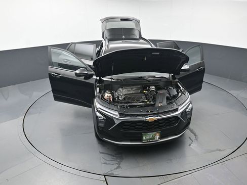 Used 2024 Chevrolet Trax LT FWD image 47
