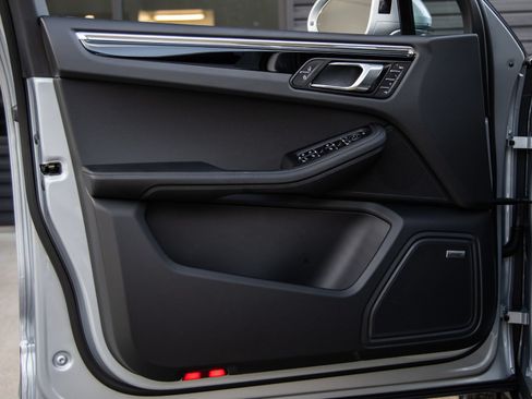 Certified 2026 Porsche Macan AWD/4WD image 22
