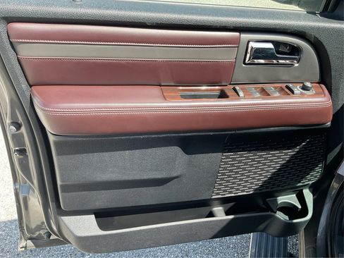 Used 2017 Ford Expedition Platinum RWD image 19