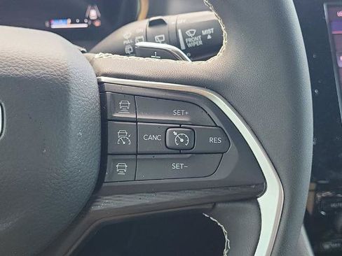 Used 2025 Jeep Grand Cherokee Laredo RWD image 24