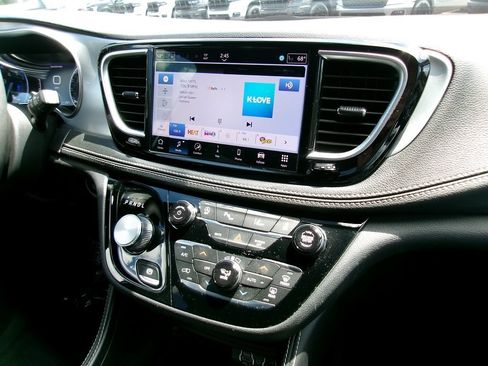 Certified 2025 Chrysler Pacifica Limited FWD image 14