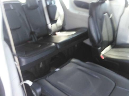 Certified 2024 Chrysler Pacifica Touring-L FWD image 11