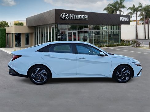 Certified 2025 Hyundai Elantra Limited image 2