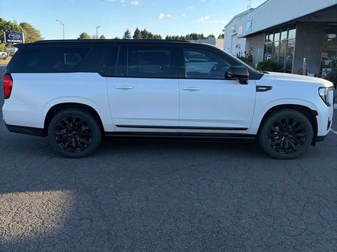 Used 2023 GMC Yukon XL Denali w/ Denali Reserve Package AWD/4WD image 4