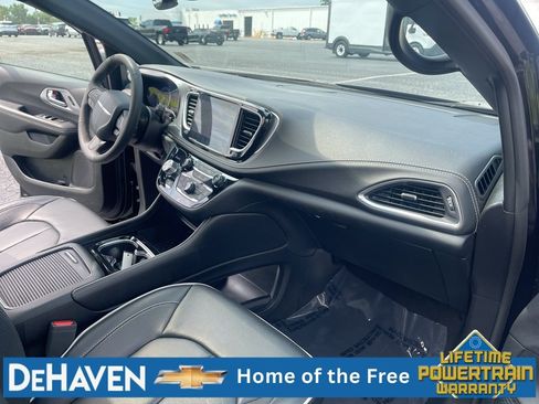 Used 2025 Chrysler Pacifica Limited FWD image 30