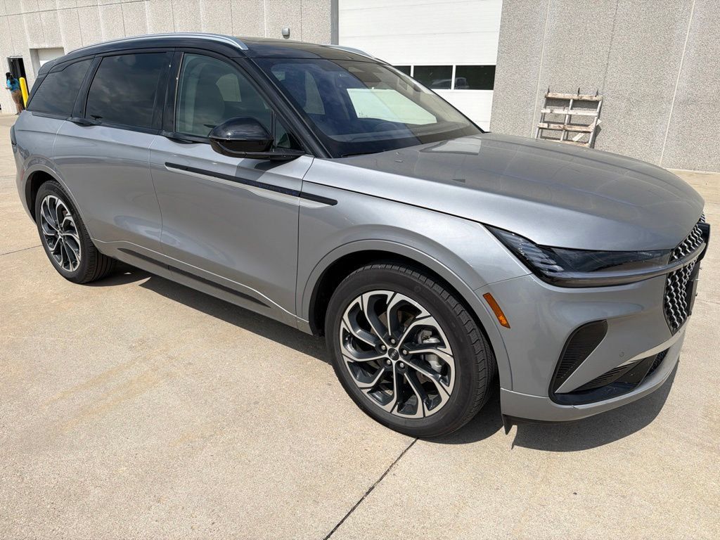 Used 2025 Lincoln Nautilus Reserve AWD/4WD image 3