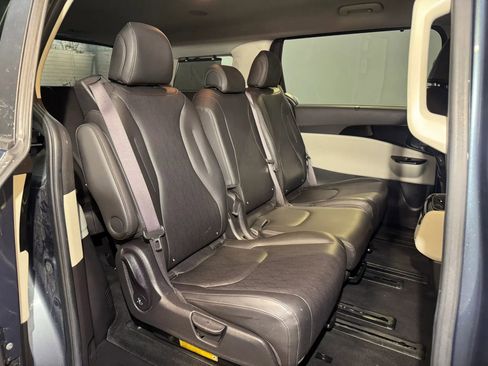 Used 2022 Kia Carnival EX FWD image 25