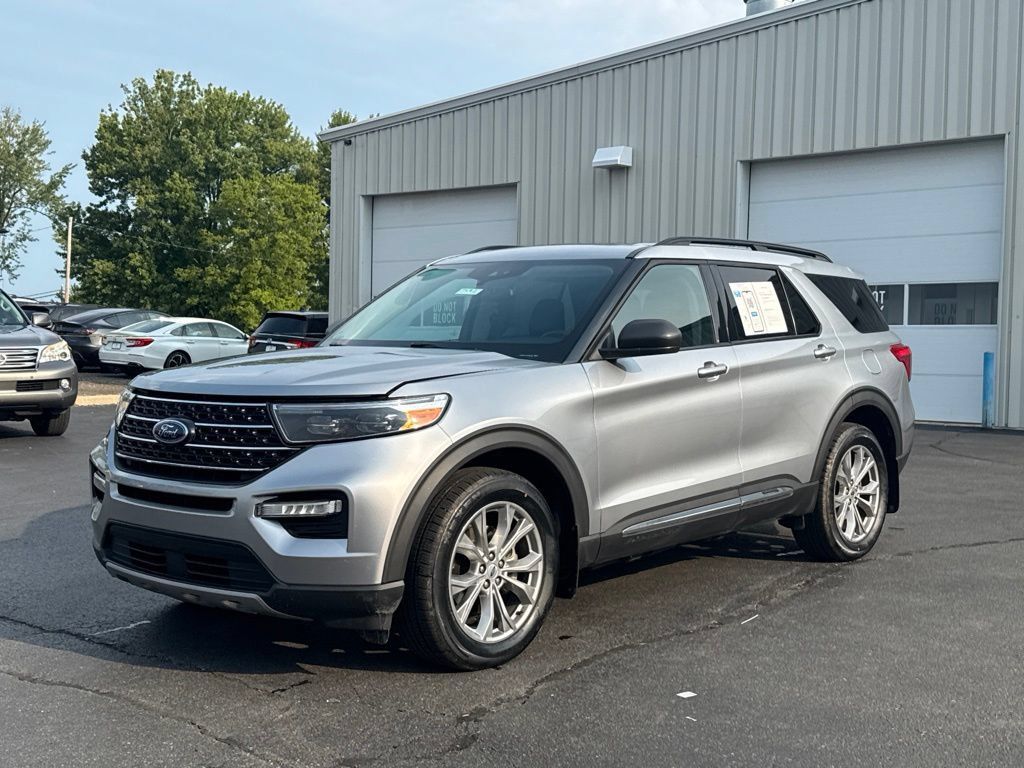 Used 2023 Ford Explorer XLT w/ Equipment Group 202A AWD/4WD image 3