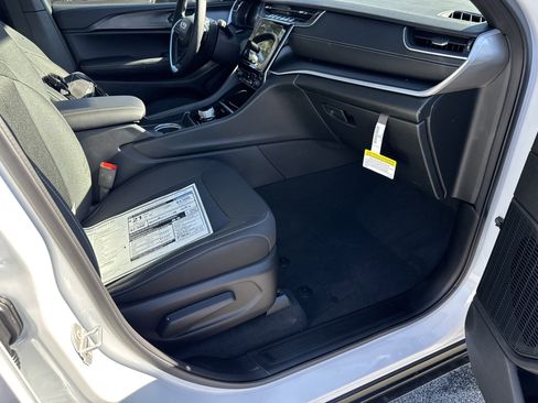 New 2025 Jeep Grand Cherokee L Laredo w/ Luxury Tech Group I image 18