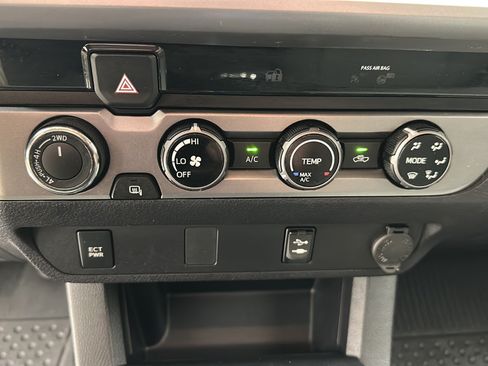 Used 2018 Toyota Tacoma SR5 AWD/4WD image 22