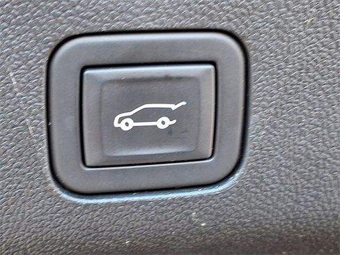 Used 2024 Chevrolet Suburban Z71 w/ Luxury Package image 23