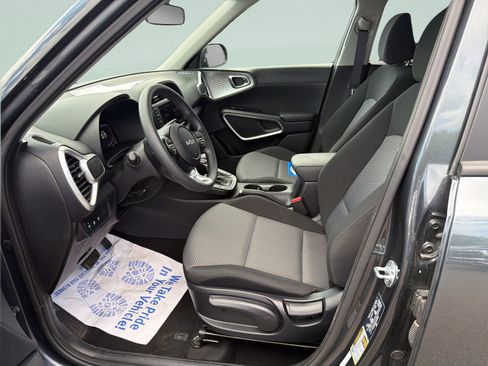 Used 2025 Kia Soul LX w/ LX Technology Package FWD image 11