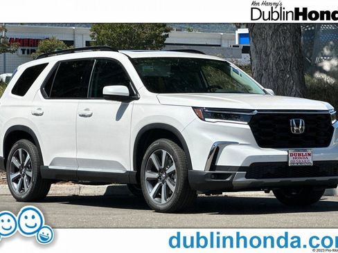 New 2025 Honda Pilot Touring image 1