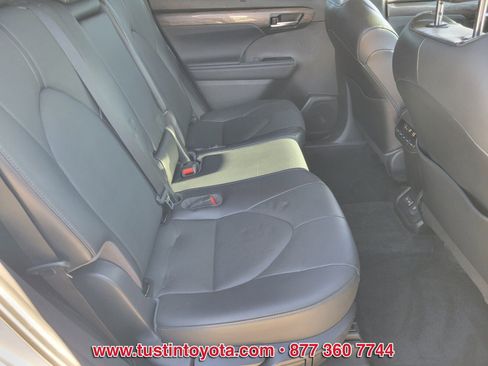 Used 2023 Toyota Highlander Limited image 16