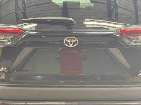 Used 2021 Toyota RAV4 LE w/ Carpet Mat Package (TMS) AWD/4WD image 11