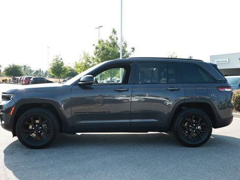 Used 2024 Jeep Grand Cherokee Altitude AWD/4WD image 9