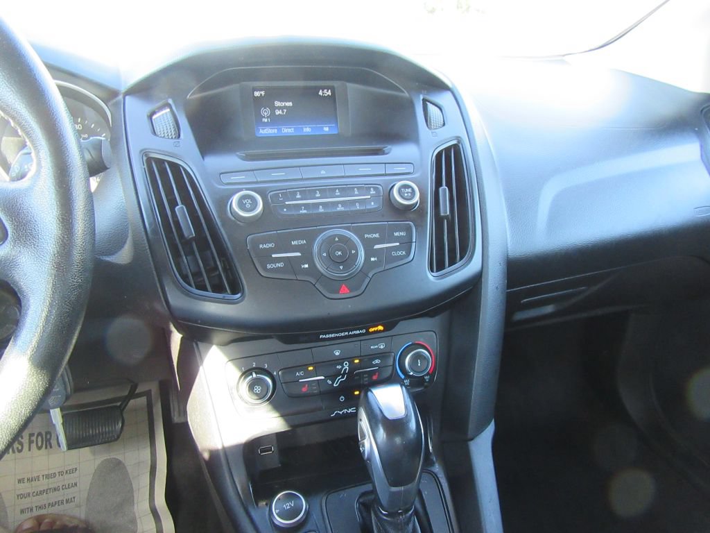 Used 2015 Ford Focus SE w/ SE Cold Weather Package FWD image 16