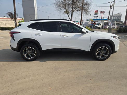 Used 2024 Chevrolet Trax LT w/ Driver Confidence Package image 8