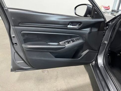 Used 2024 Nissan Altima 2.5 SV FWD image 24