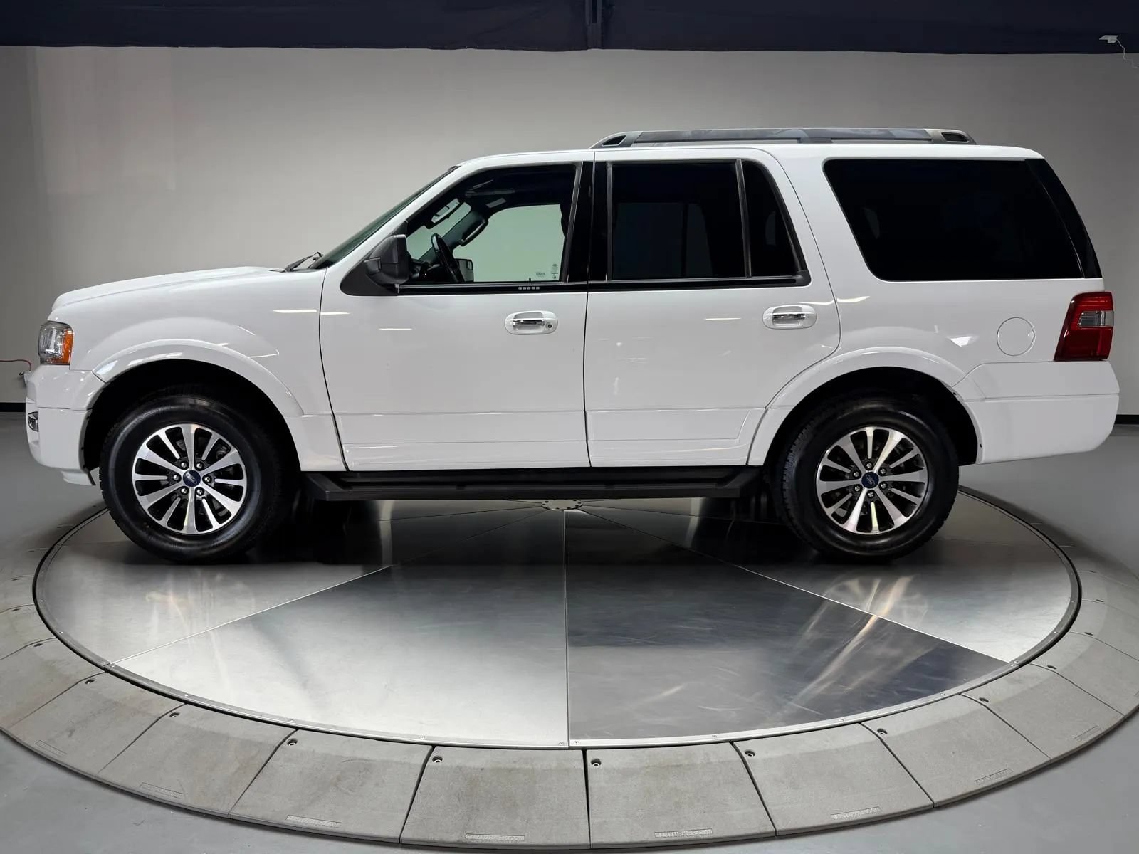 Used 2017 Ford Expedition 4WD image 4