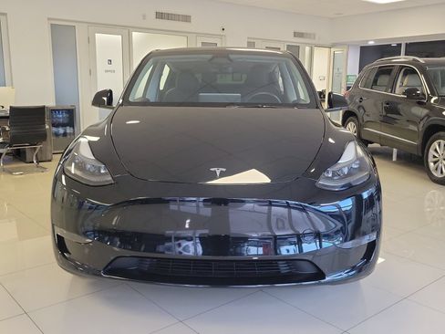 Used 2025 Tesla Model Y Long Range RWD image 2