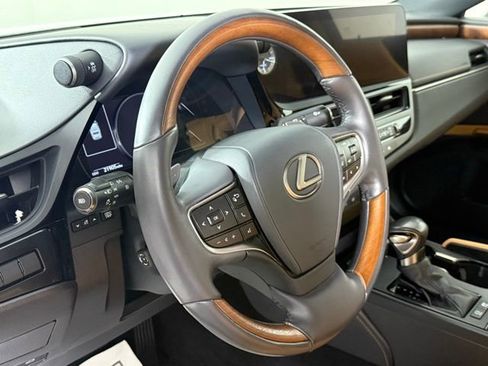 Certified 2023 Lexus ES 300h w/ Luxury Package image 17
