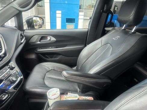 Used 2022 Chrysler Pacifica Touring-L w/ S Appearance Package FWD image 15