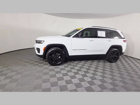 Used 2023 Jeep Grand Cherokee Altitude RWD image 46
