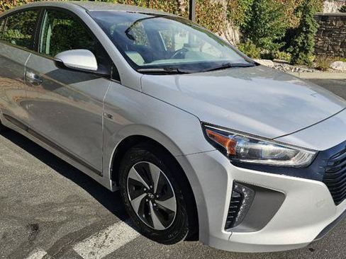 Used 2017 Hyundai Ioniq SEL FWD image 3