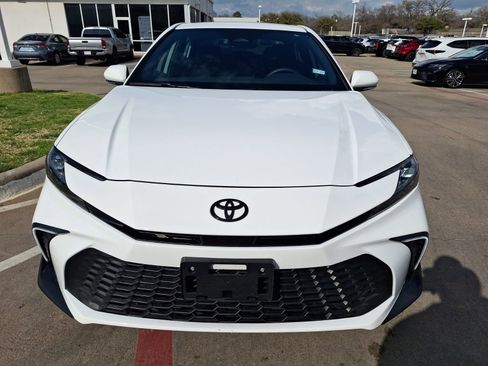 Used 2025 Toyota Camry SE w/ Convenience Package image 9