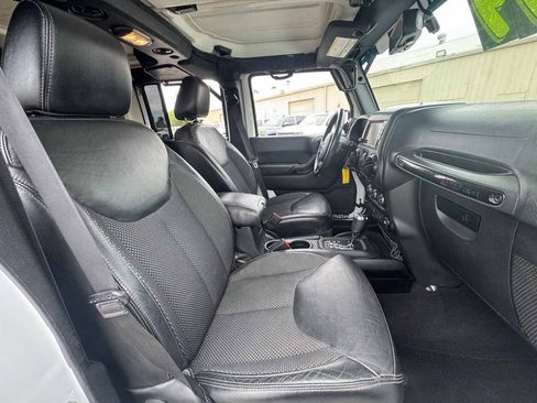 Used 2016 Jeep Wrangler Unlimited Sahara AWD/4WD image 13