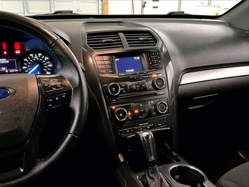 Used 2017 Ford Explorer XLT image 7
