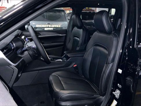 New 2025 Jeep Grand Cherokee Limited w/ Black Appearance Package image 9