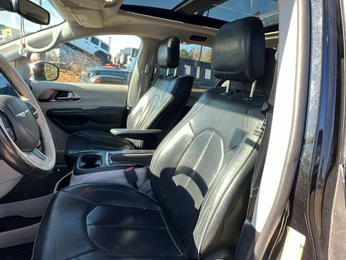 Used 2017 Chrysler Pacifica Limited image 17