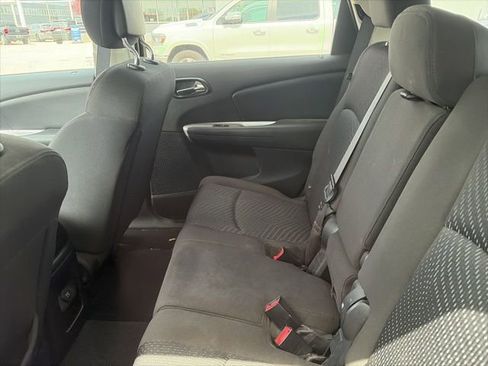 Used 2019 Dodge Journey SE w/ Blacktop Package FWD image 4