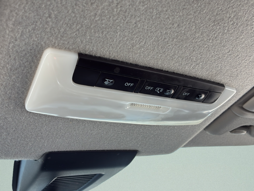 Used 2020 Nissan Kicks SR FWD image 33