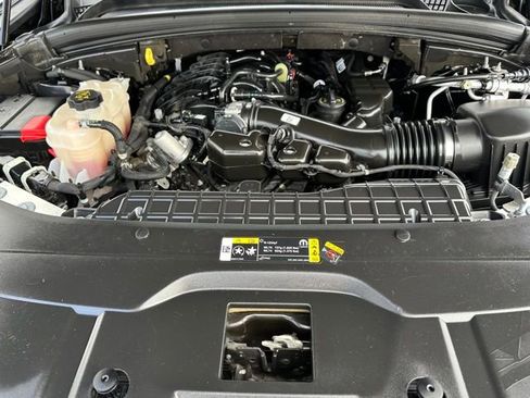 Used 2023 Jeep Grand Cherokee L Laredo image 9