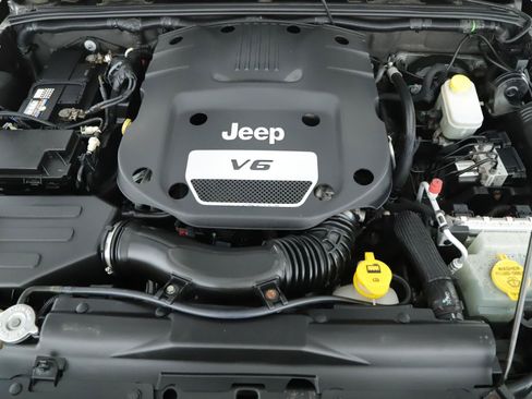 Used 2014 Jeep Wrangler Unlimited Sahara w/ Dual Top Group AWD/4WD image 13