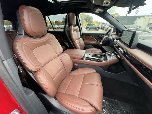 Certified 2025 Lincoln Aviator Reserve w/ Luxury Package RWD image 33