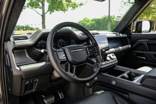 Used 2025 Land Rover Defender 130 V8 AWD/4WD image 2