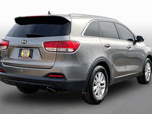 Used 2018 Kia Sorento LX FWD image 2