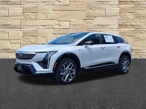 Certified 2025 Cadillac Optiq Luxury 2 w/ LPO, Floor Liner Package AWD/4WD image 1