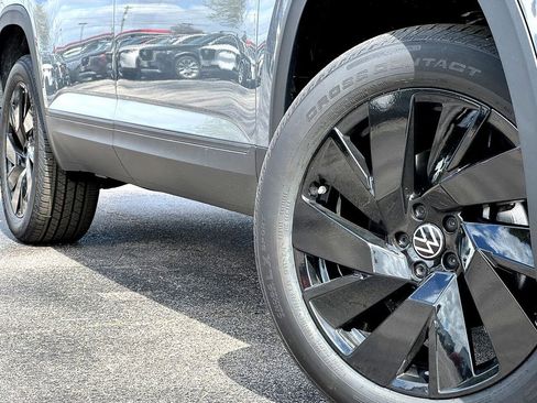 New 2026 Volkswagen Atlas SE FWD image 2