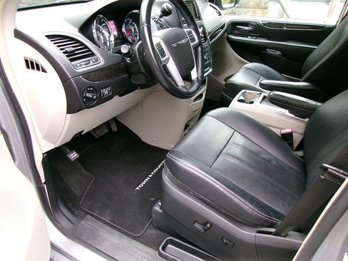 Used 2015 Chrysler Town & Country Touring-L w/ Driver Convenience Group image 16