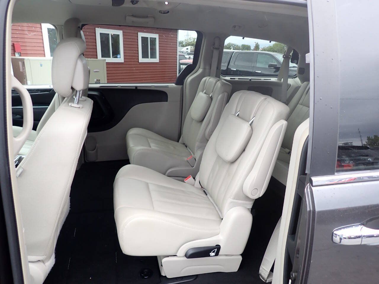 Used 2015 Chrysler Town & Country Touring-L w/ Driver Convenience Group FWD image 9