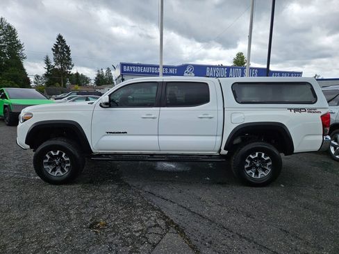 Used 2017 Toyota Tacoma TRD Off-Road w/ Tow Package RWD image 2
